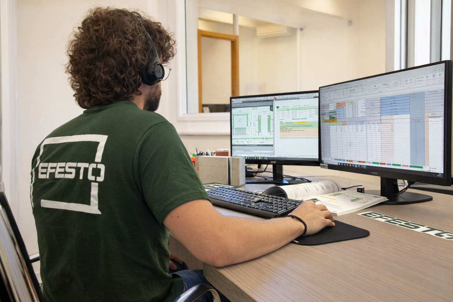 Tecnico EFESTO al lavoro con doppio monitor per supporto commerciale